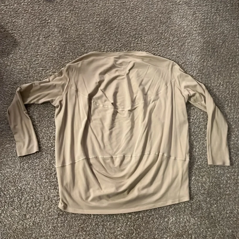Lululemon top. 0 - Picture 4 of 7
